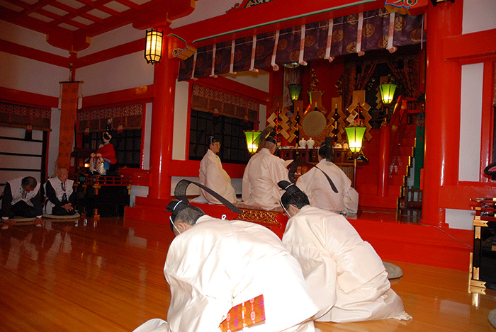 津和野町太鼓谷稲成神社 厄除開運 牛のキーホルダー 鈴付き&銀盃 ご