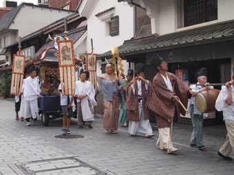 7月20日27日は津和野の伝統行事鷺舞がおこなわれます